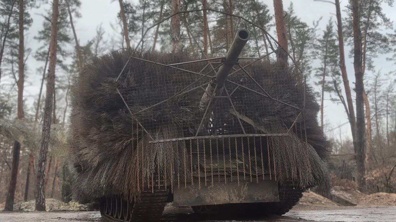 俄军的T-80 BV坦克配备了额外的无人机保护。保护系统由1300个展开的电缆元