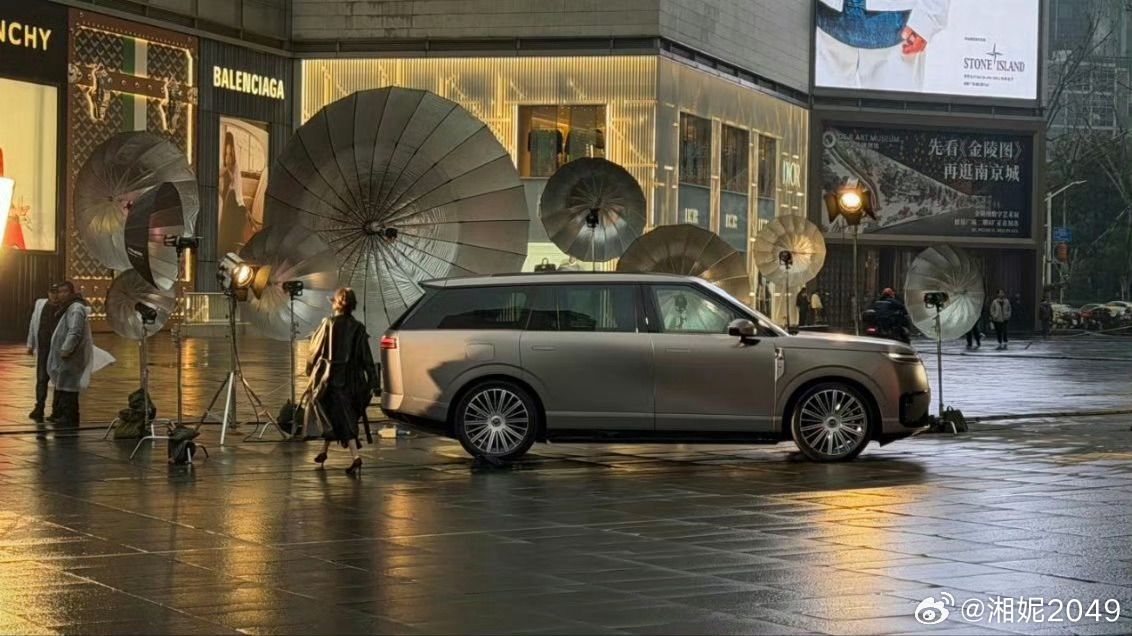 GX实车？感觉比宣传图帅啊小鹏汽车何小鹏官宣首款大六座suv小鹏gx新能源汽车