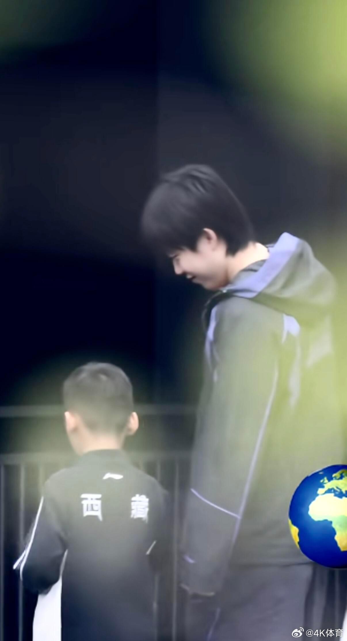 现在买个电话手表来得及吗这张照片里面王楚钦怎么比平时显的年龄那么小？ 