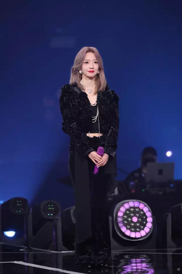 孟子义纯黑look，宛如夜玫瑰。 ​​​