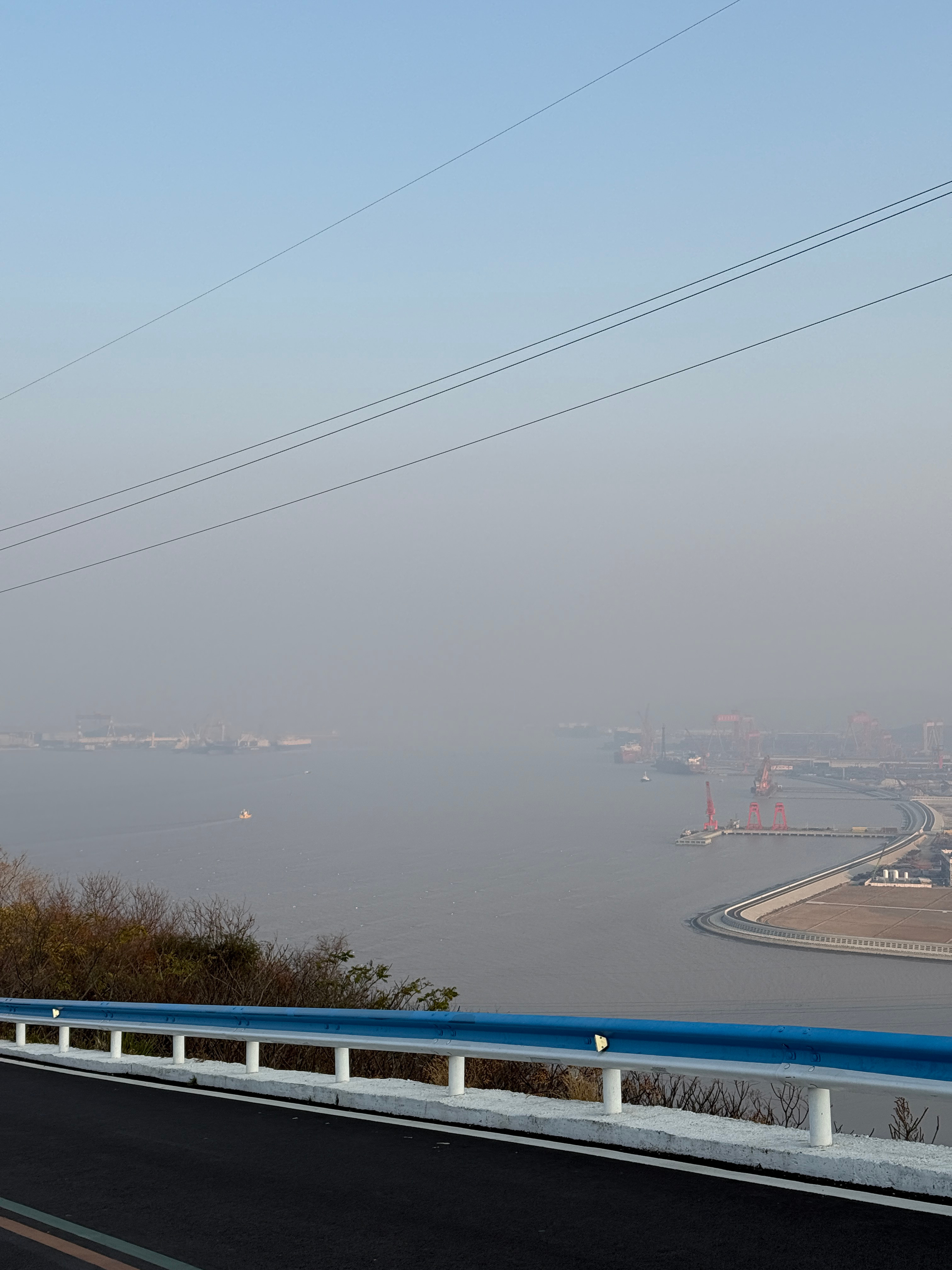 懂子说没看到咱们的风力发电场～ 舟山这个风车露营基地还真美！好多车主过来和爱车拍