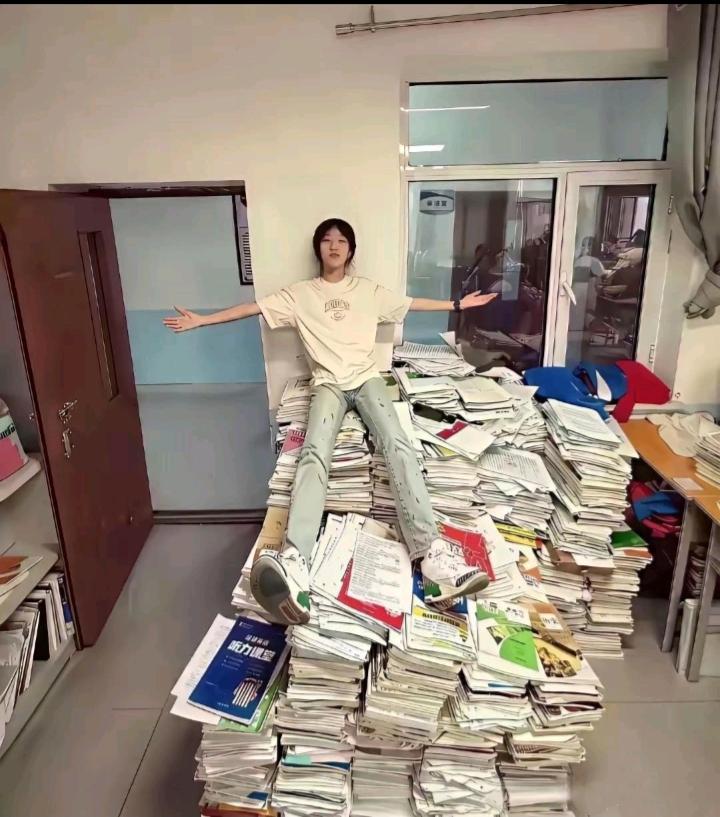 一个高三女孩的成就！
     把一座“书山”的知识装进小小的脑袋，奔赴高考的战