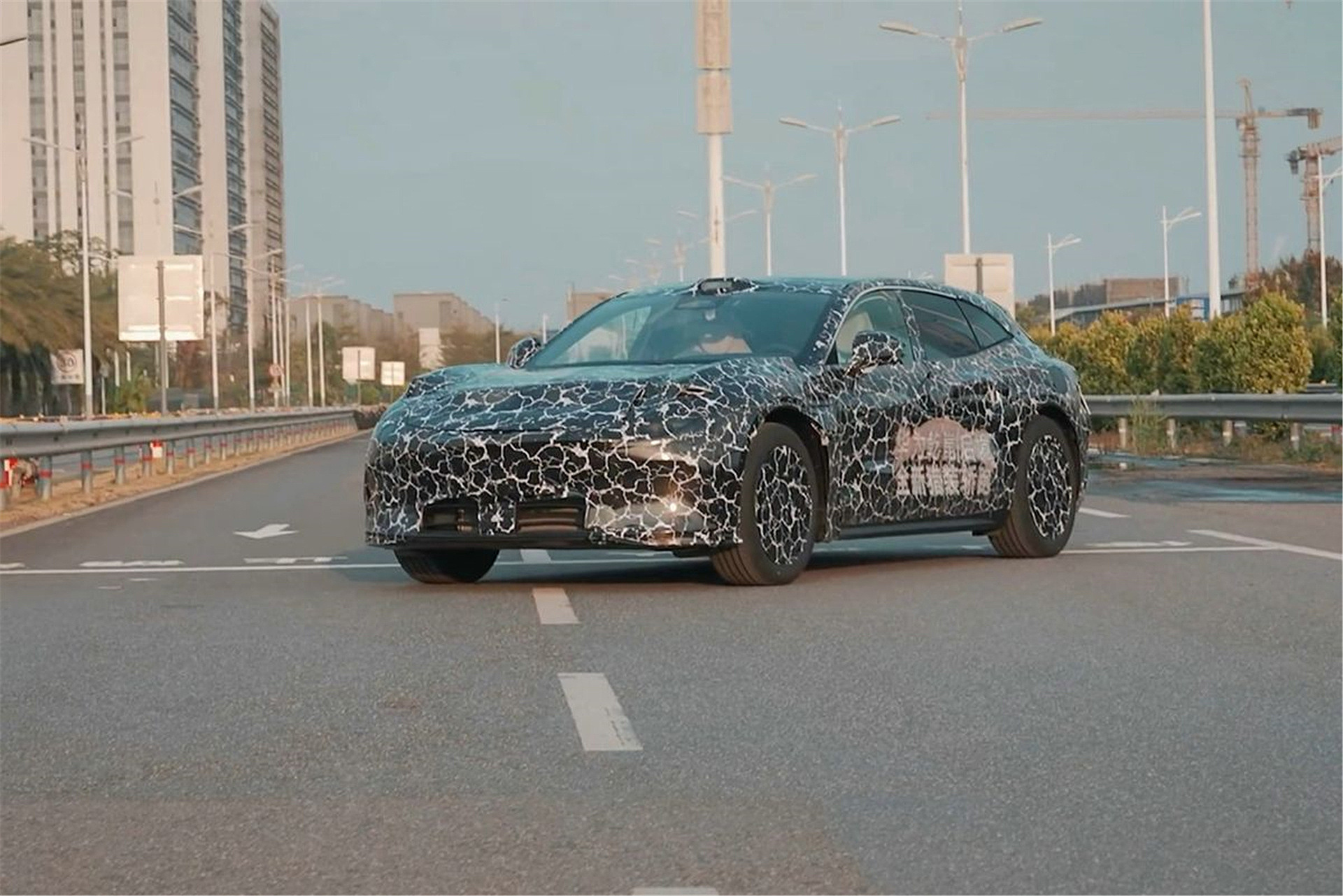 启境首款猎装轿跑测试车曝光，大溜背的车身，造型优雅动感，的车顶安装了激光雷达瞭望