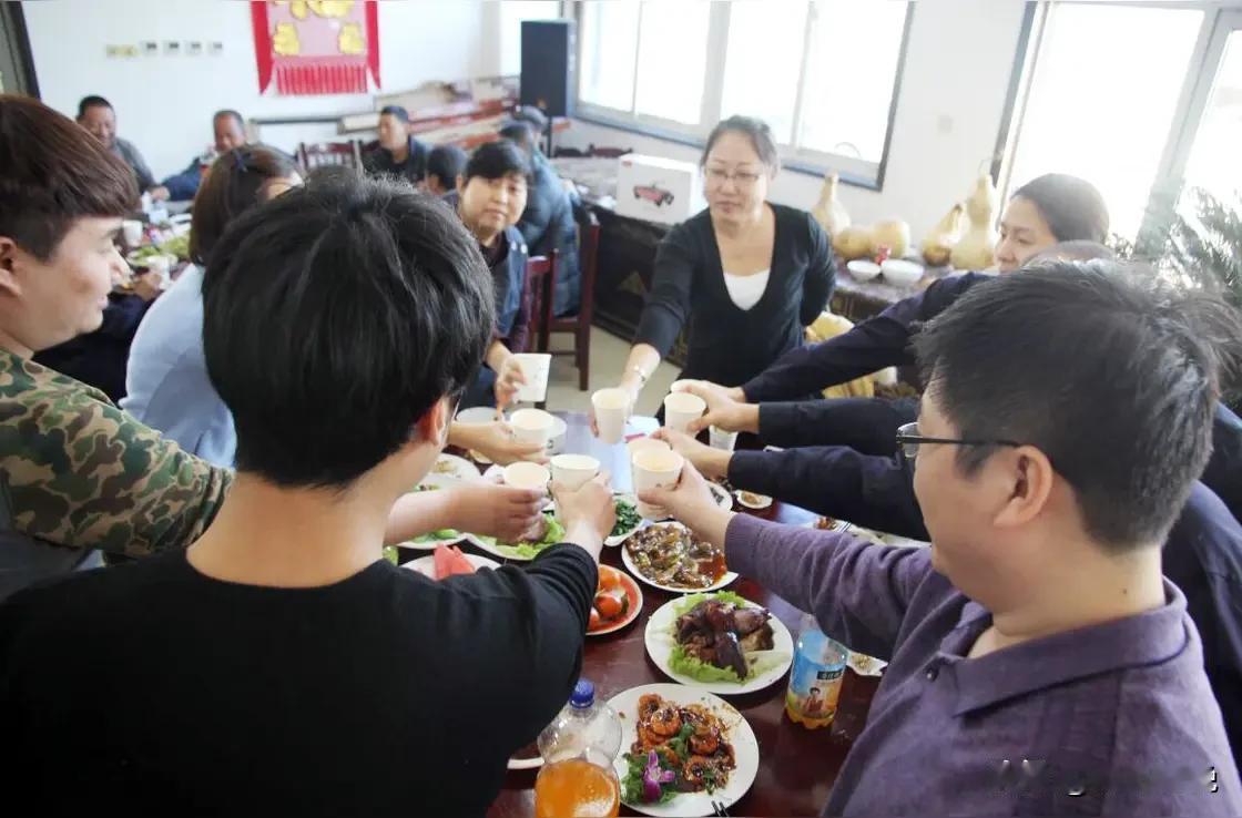 单位吃年饭，退休人士要不要参加？今天腊月十八，星期四，下周二、三是我国北方和南方
