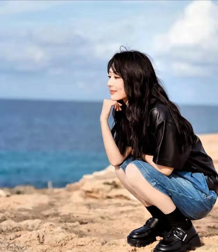 杨紫  杨紫晒海边随拍美照，松弛又自信，网友：双手插兜好飒啊！ 