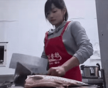 这动作七叱咔嚓，啥也不说就一下！
这个女人和谁学的呢？