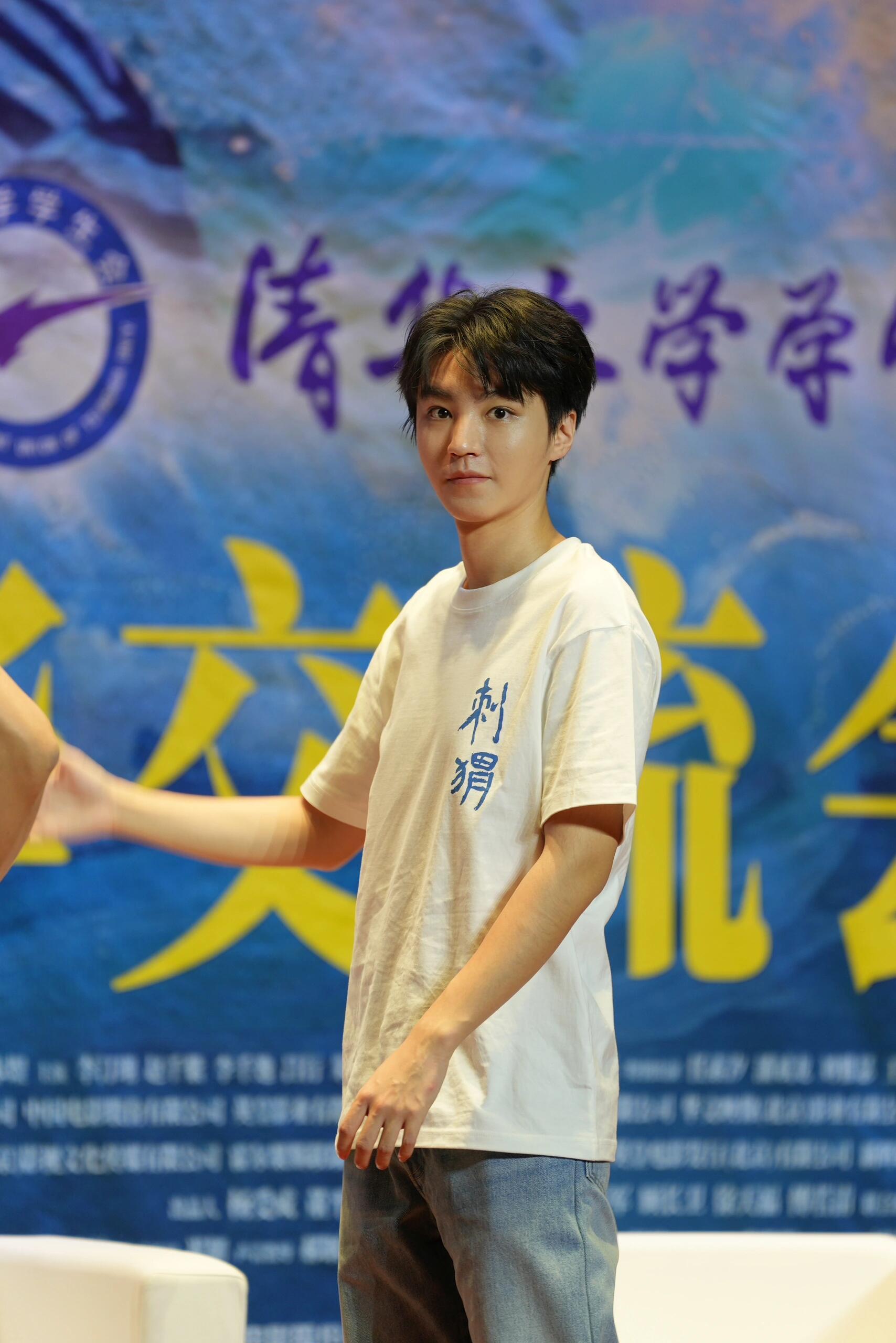 #王俊凯[超话]# 就爱看一些青春男大的生图，好漂亮的大眼睛（连轴转真的太辛苦了
