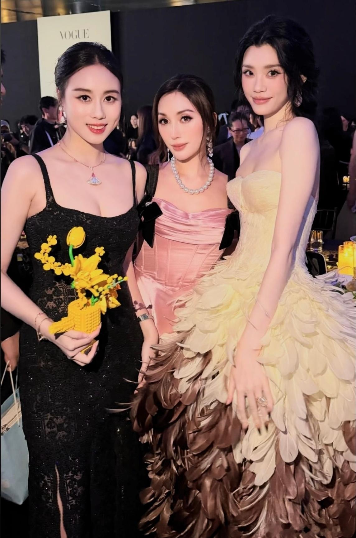 奚梦瑶何超欣何锶珩同框奚梦瑶何超欣何锶珩合照 奚梦瑶何超欣何锶珩同框，三位都是赌