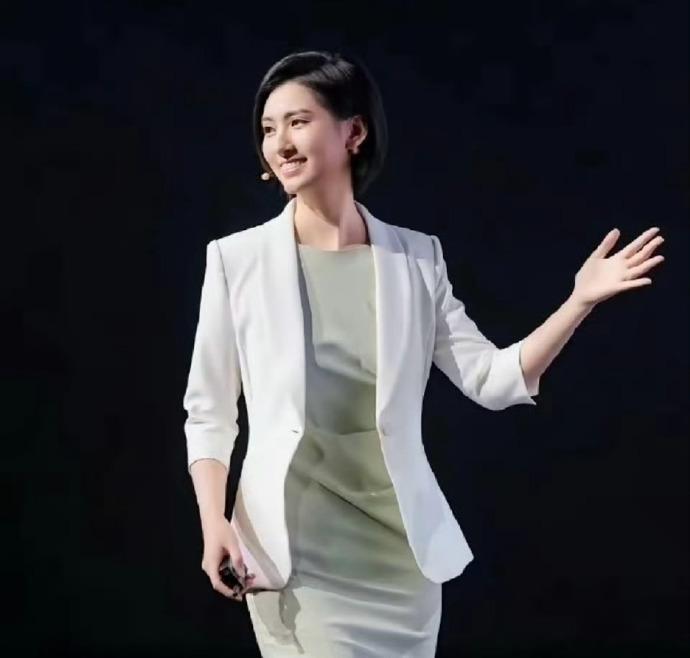王自如和Monica联手整活 有人刚刷到视频以为又是整活，结果王自如全程没笑场，