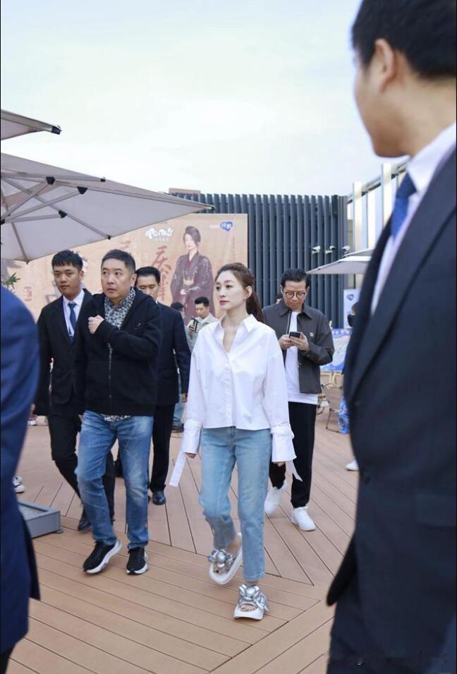李小冉是淡颜系的，清纯灵动，温婉甜美，走在人群里美的发光，比高圆圆还要有气质。她
