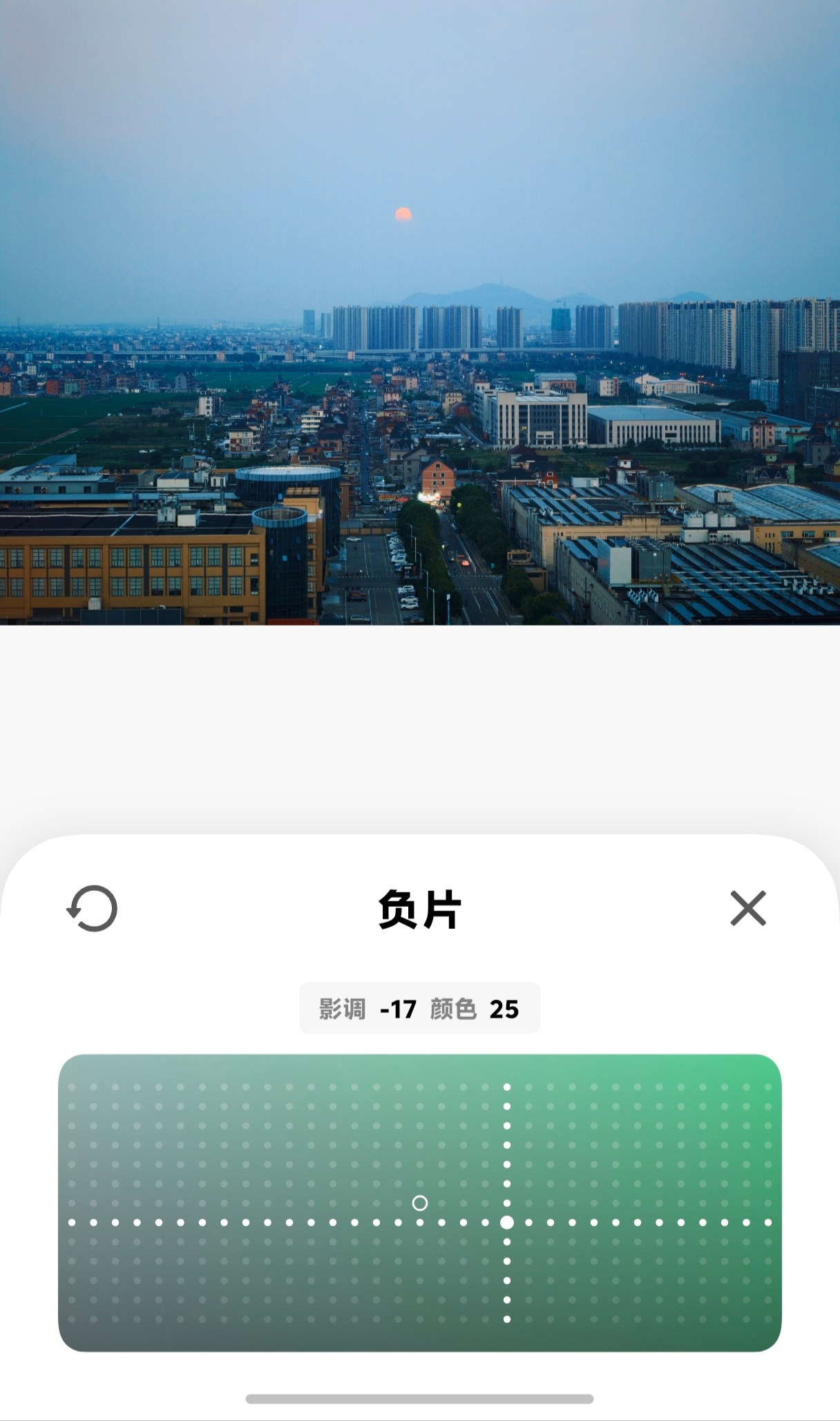 X300相册更新之后，已经支持了最新的调色盘，简单动动手就能调节影调和色彩，大家
