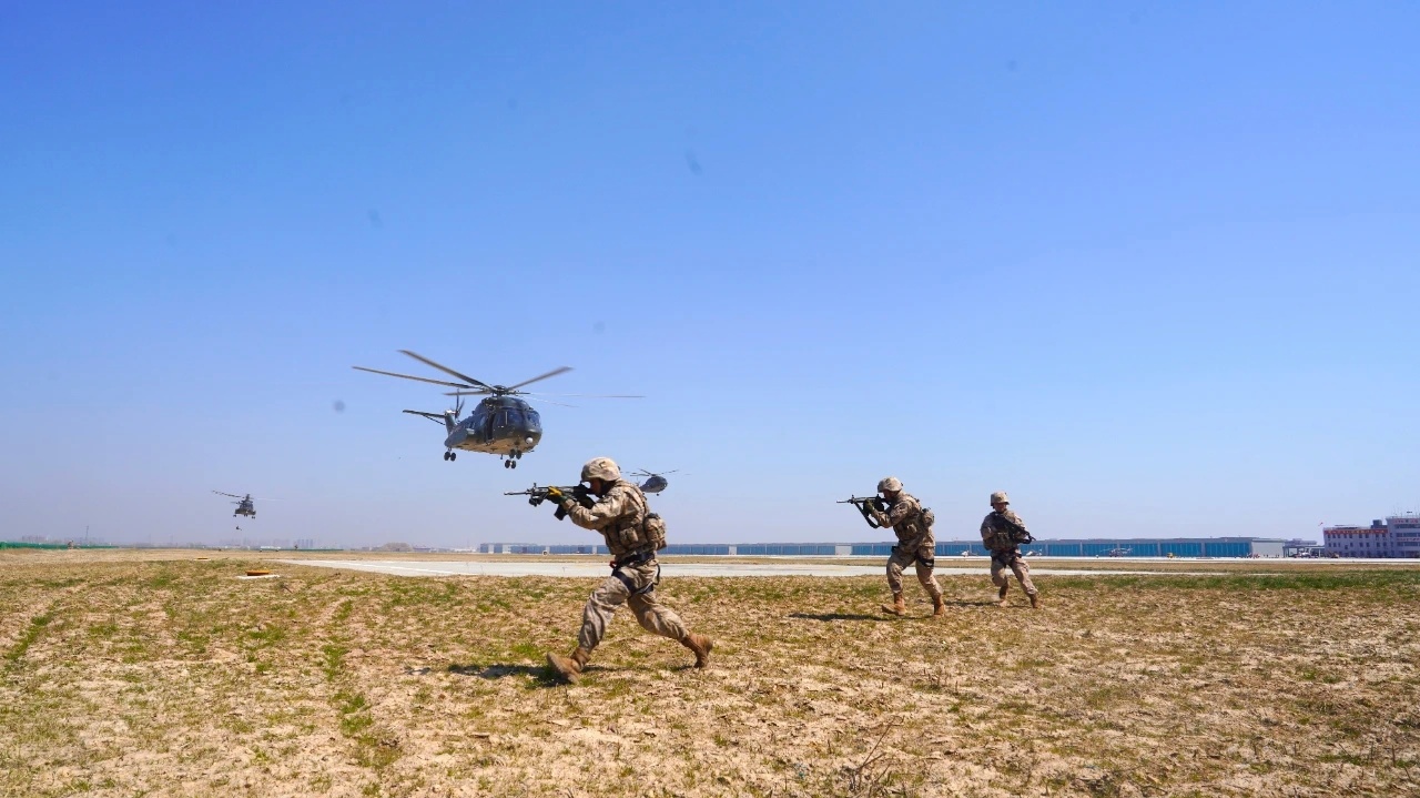 83集团军某空中突击旅/空突利刃部队的新场站，一字排开的机库（机棚） 