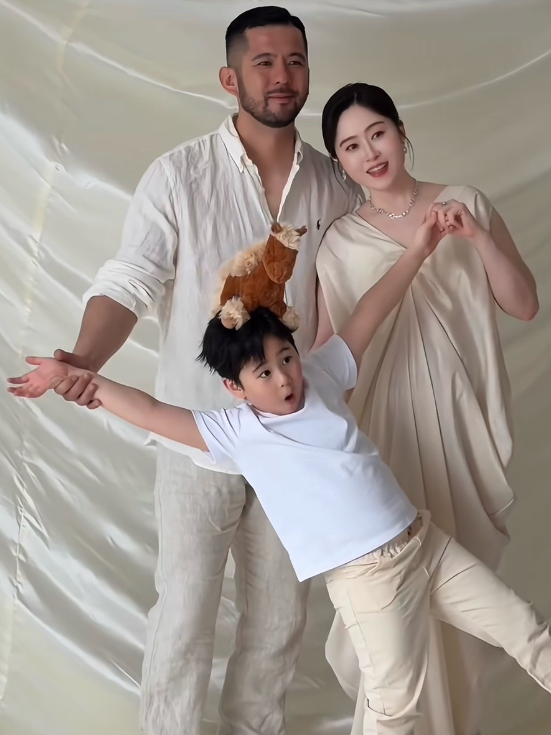 马君妍孕妇照马里奥一家好可爱的孕照呀！三套造型一套比一套美马君妍一家四口孕妇照