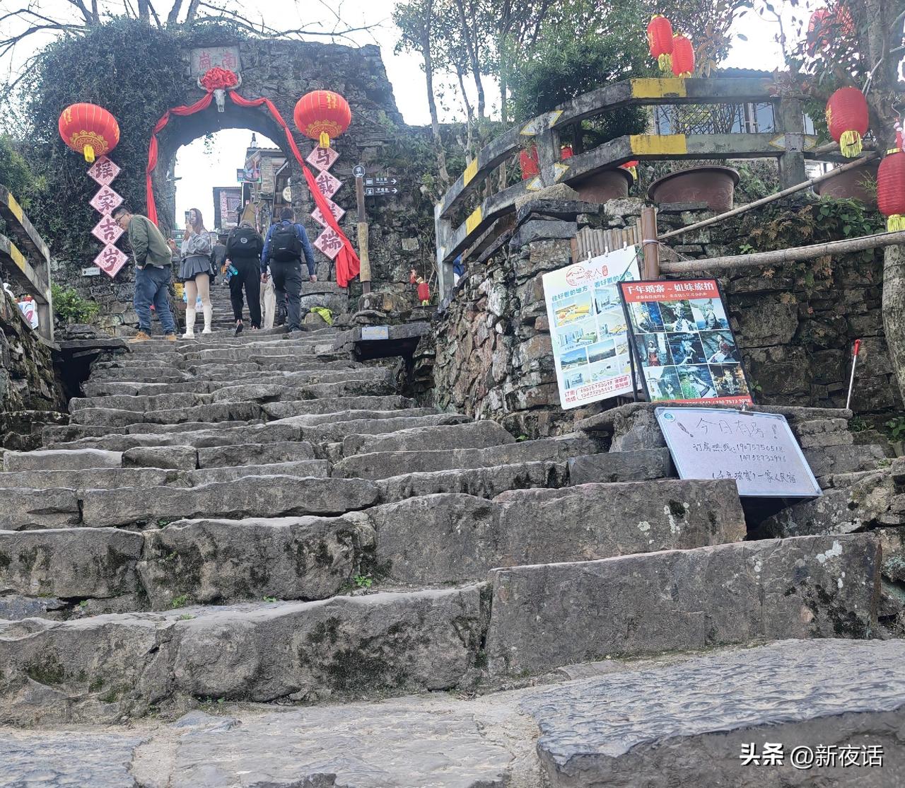 千年瑶寨为何面目全非？
处处民宿处处食店处处垃圾！
听闻清远有千年瑶寨，我们兴致