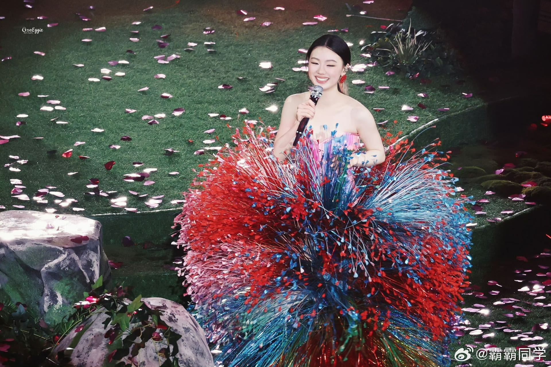 单依纯唱轻轻地告诉你的杀伤力 终于明白为什么说单依纯是“老天爷赏饭吃”！深圳演唱