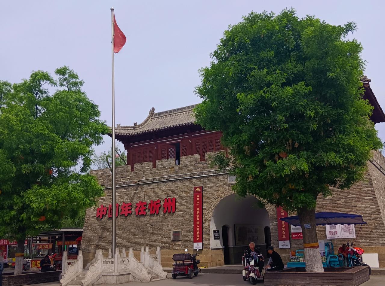昨晚前半夜酷热难耐，无法入眠。我开了一会儿空调，又冲了个澡，在电扇的轻拂下才渐渐