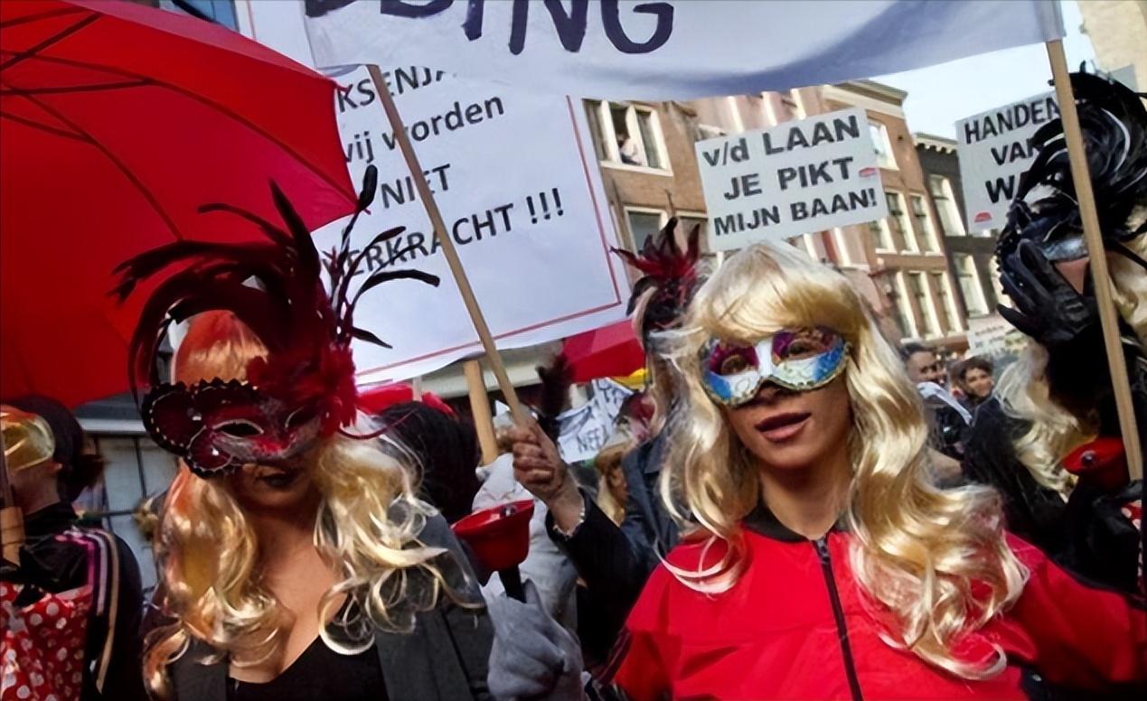 色情合法20年后，荷兰没有了郁金花香，只剩下20欧元的红灯。
提起荷兰，你会想到