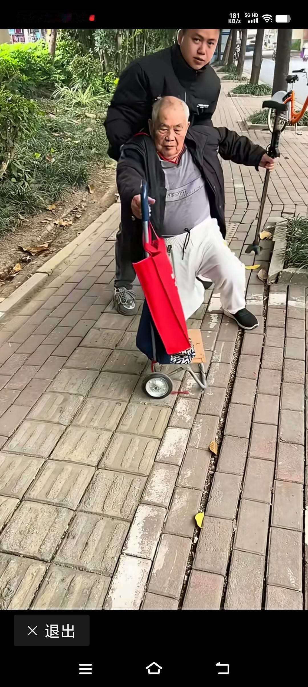 小伙子，
不光扶起了老人，
更是，
扶起了不知什么时候，
跌落的，
善良与正义！