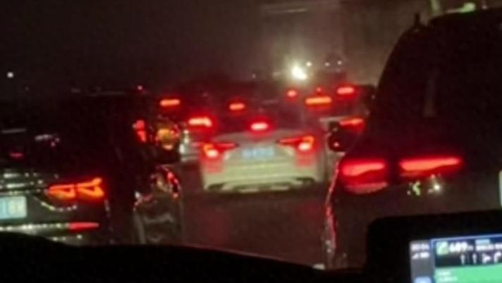 “聪明人已经提前出发”
今天就成了“国庆提前出发的大聪明已堵路上”。网友们纷纷调
