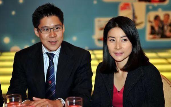 郭晶晶为霍家生了一儿二女，霍家为了表彰她的贡献，给予了巨额奖励。第一次生的是儿子
