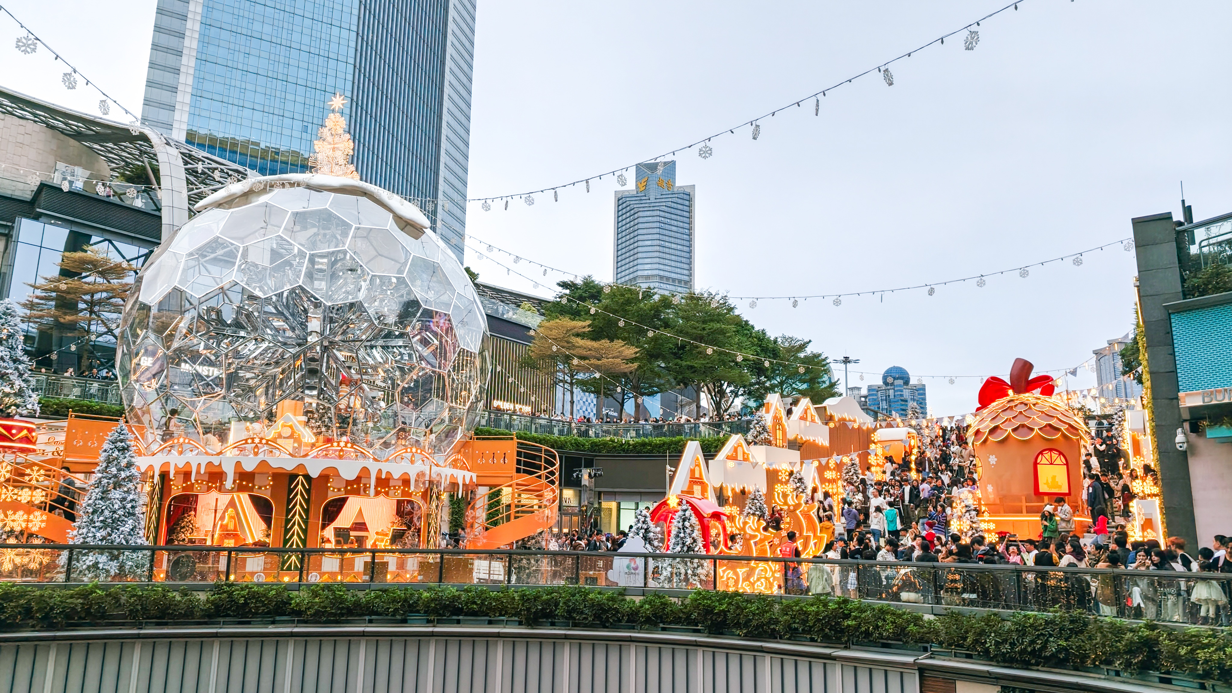 真没想到啊！！这里比地铁还多人更比2025广州车展 要多人关键是，平均颜值很高 