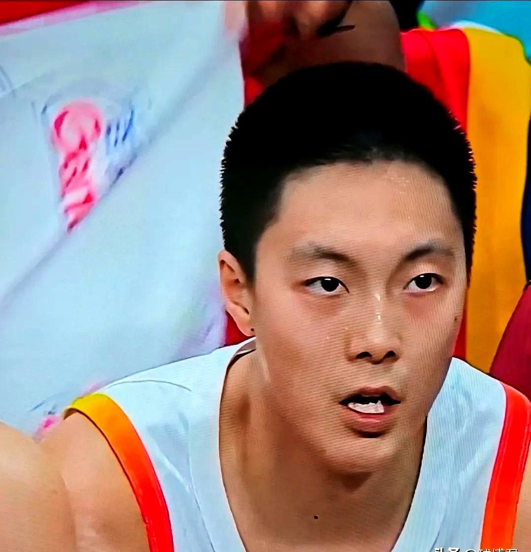 七中零，胡明轩被韩国后卫一步过，球迷弹幕刷屏“小胡又断电”。
可三天前，他刚用1