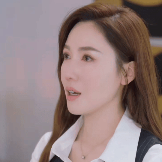 追剧追到心揪起！李施嬅在第二部里，眼泪就跟开了闸似的，职场里强撑专业，背后满是心