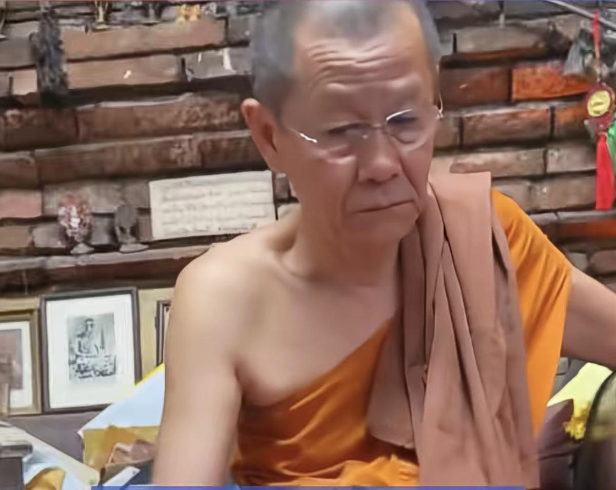 近期泰国警方突击搜查大城府一座皇家古寺，逮捕了网红高僧阿赞初和他的女助理。调查发