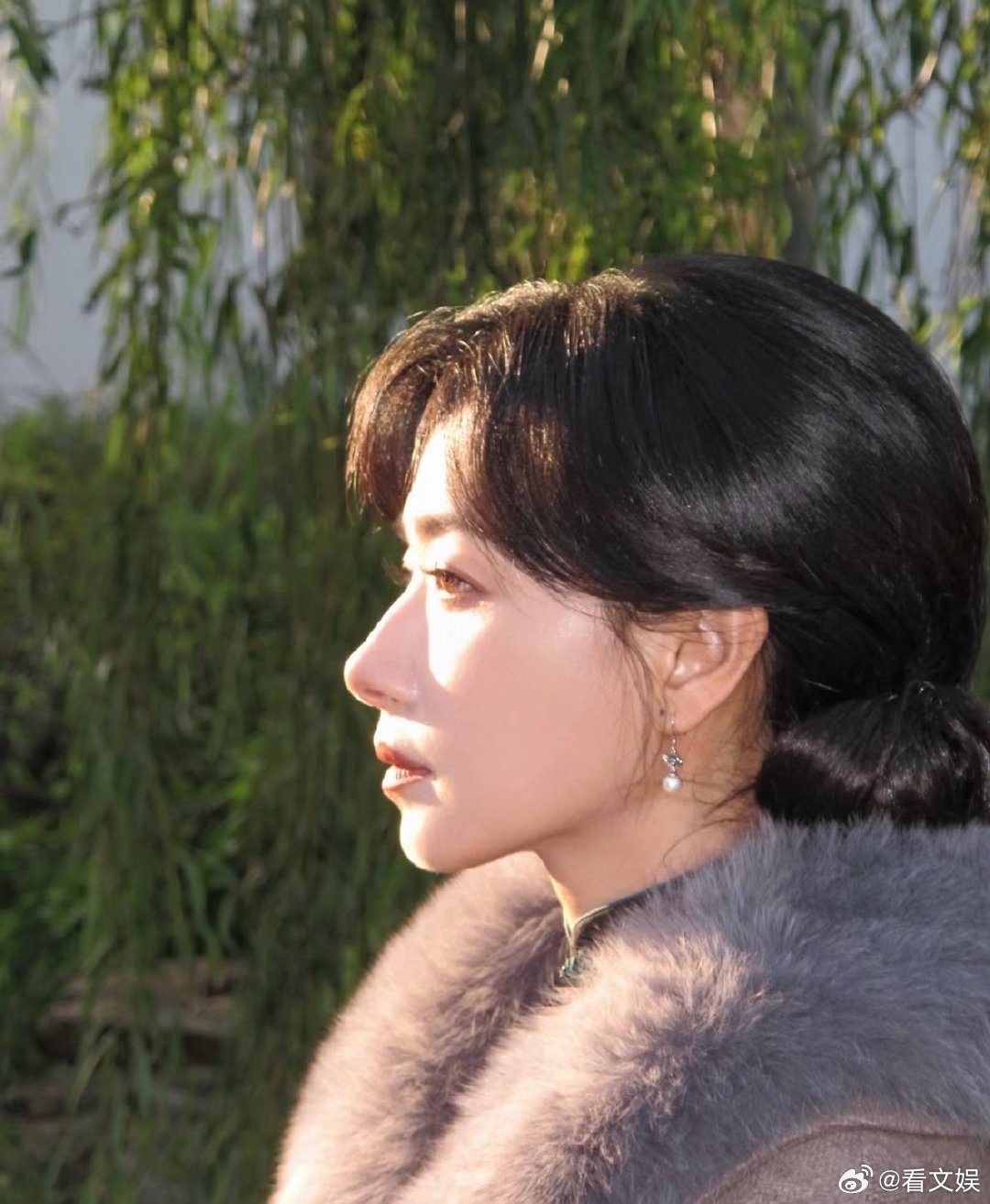 万茜直播明目张胆找AI救场万茜直播答题上演社死现场，偷偷找AI救场被逮住，真实鲜