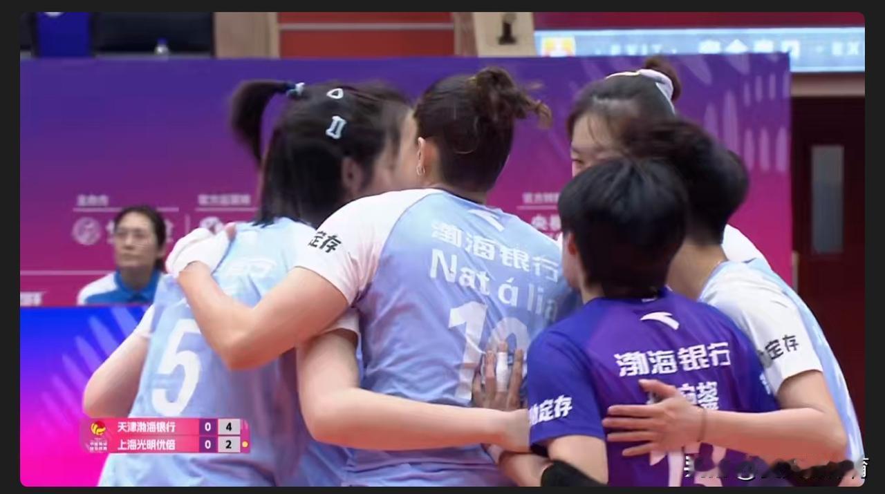 正在直播津沪女排焦点大战！天津女排主场作战，路晶、陈鹤心这些年轻小将没有首发，娜