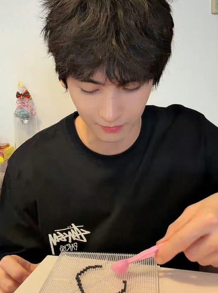 别的艺人做手工专注全程，黄俊捷主打真实，刚碰拼豆就喊累，鲜活有趣的小反差，成为直