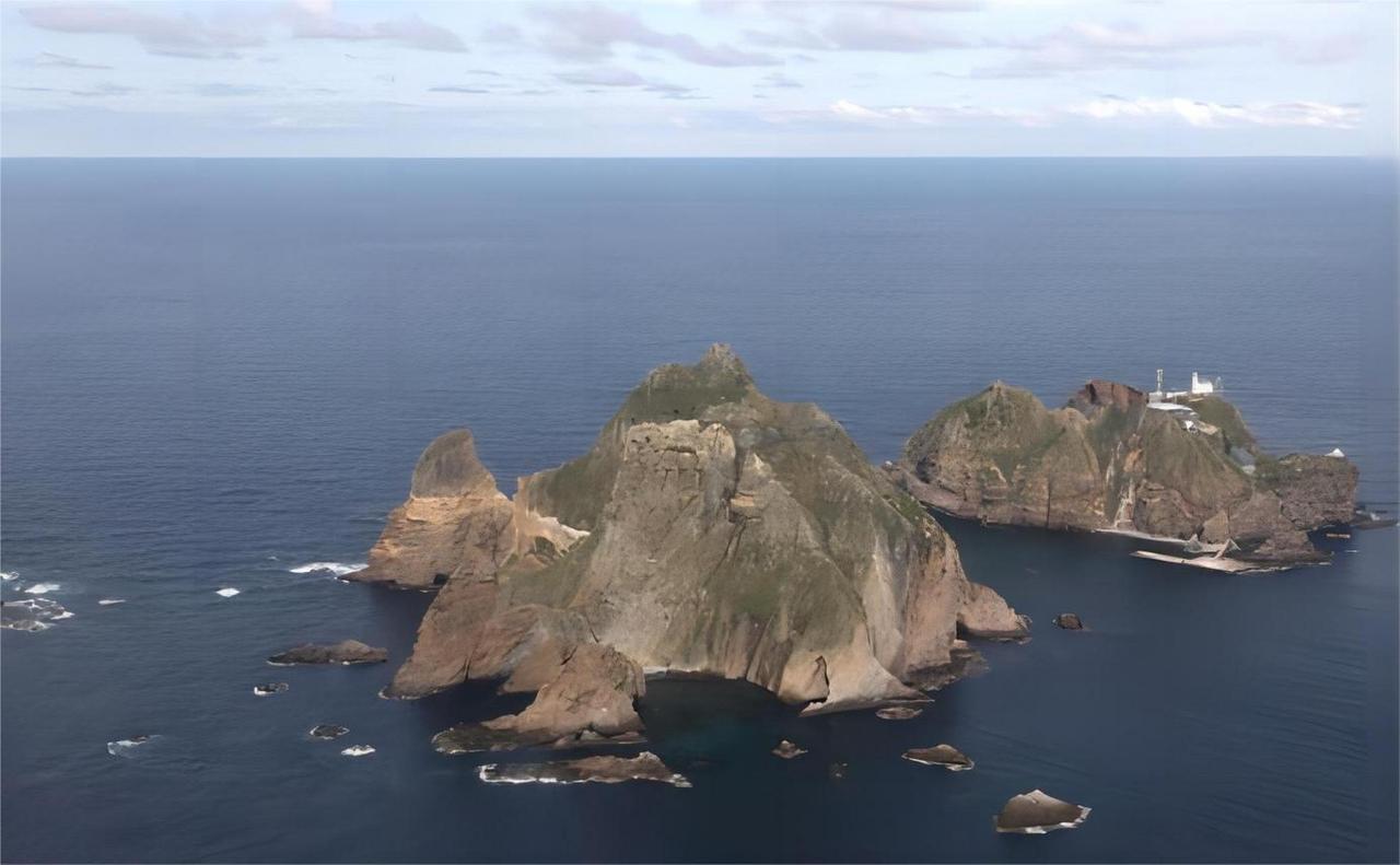 日本与韩国围绕独岛（日本称为竹岛）主权问题再次发生争议。

独岛仅仅0.18平方