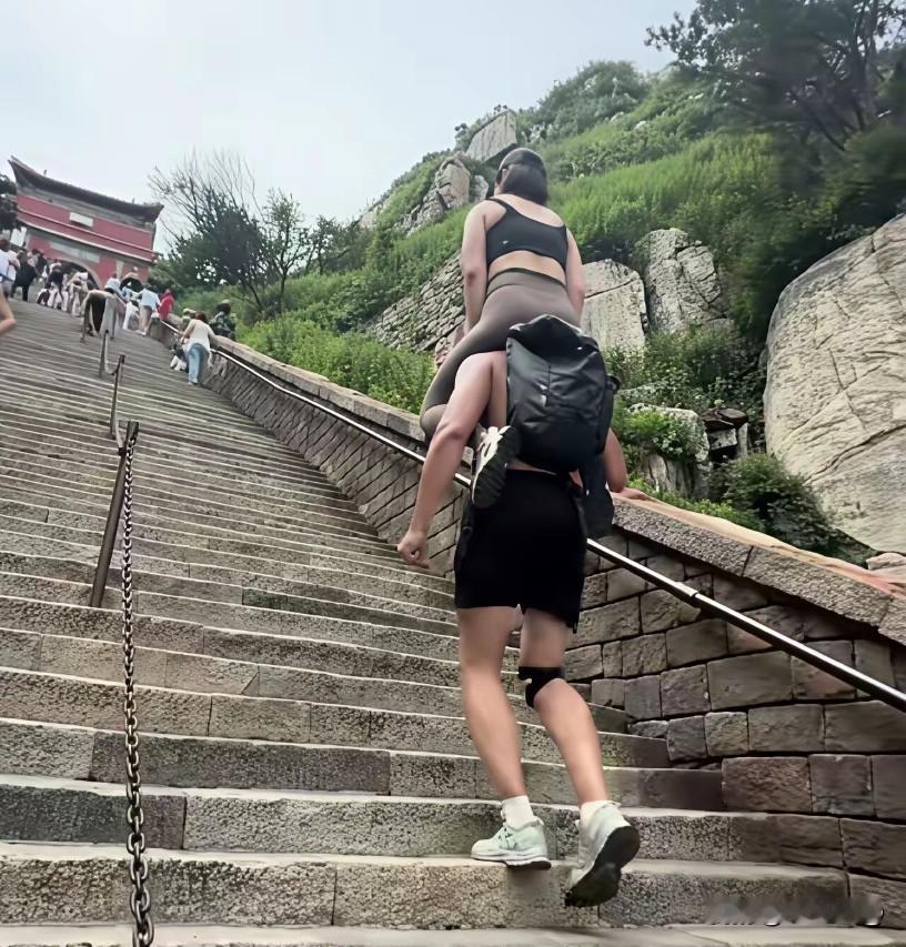 情侣间的真情！

一般人，爬上泰山都已经是气喘吁吁啦！

这位，一路驮着女孩儿奋