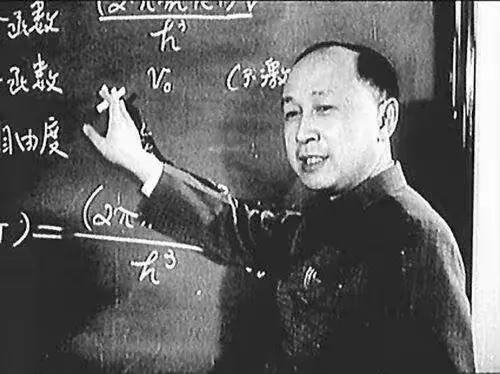 钱学森的儿子钱永刚，初中时数学只考30分，高中更是没念完就辍学。然而，钱学森非但