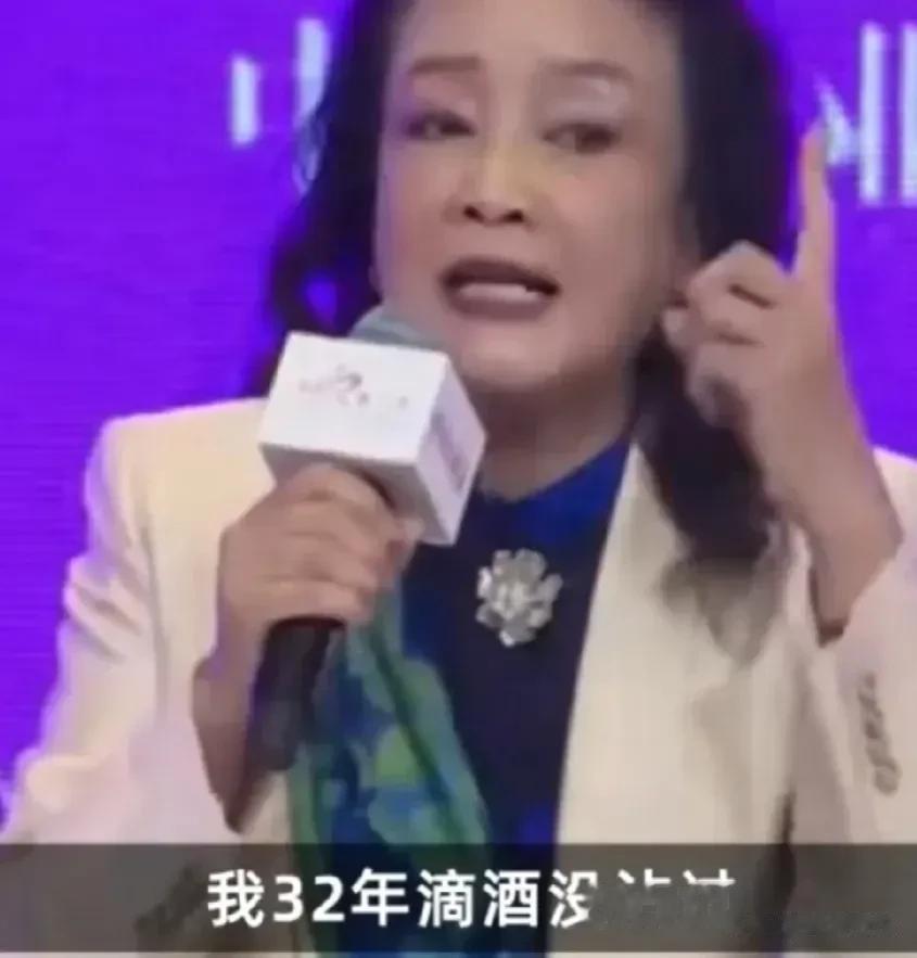 张兰曾在接受采访时表示她高度自律，32年滴酒未沾，一年几乎365天无休，可是却被