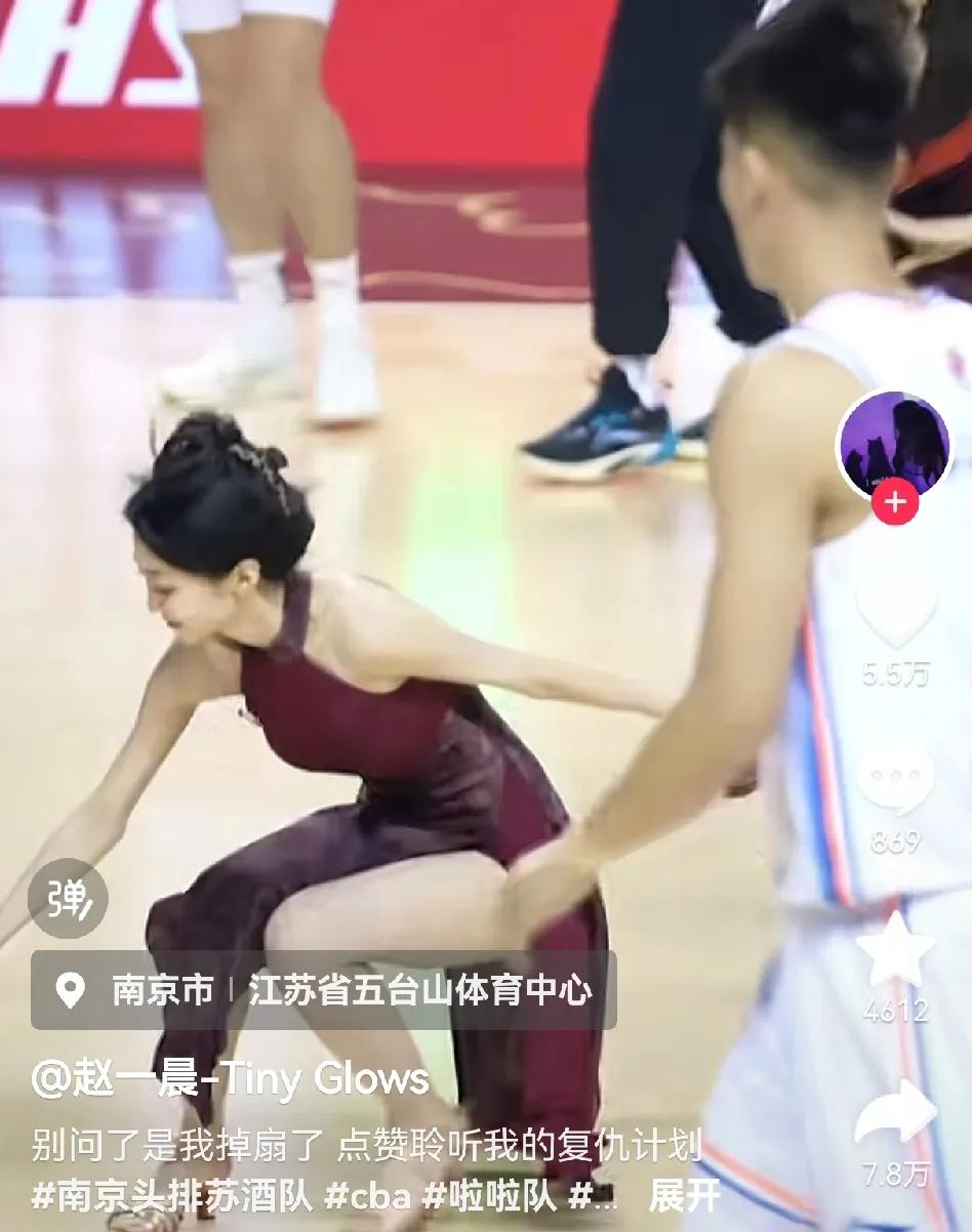 南京同曦拉拉队已经超越浙江稠州拉拉队成为CBA人气最高颜值最高的拉拉队了，在网红