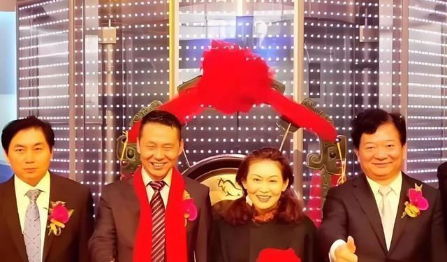 从15元成本买5000元到500多亿身家！山东女首富赵燕如何用玻尿酸撬动女性消费