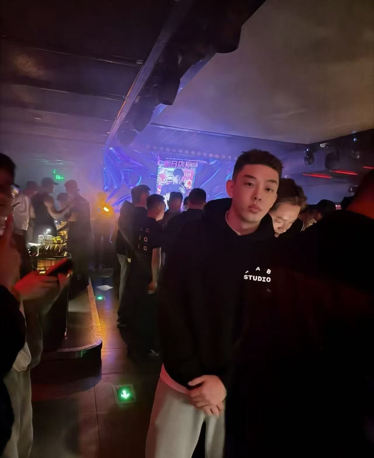 刘亚仁现身北京彩虹酒吧 