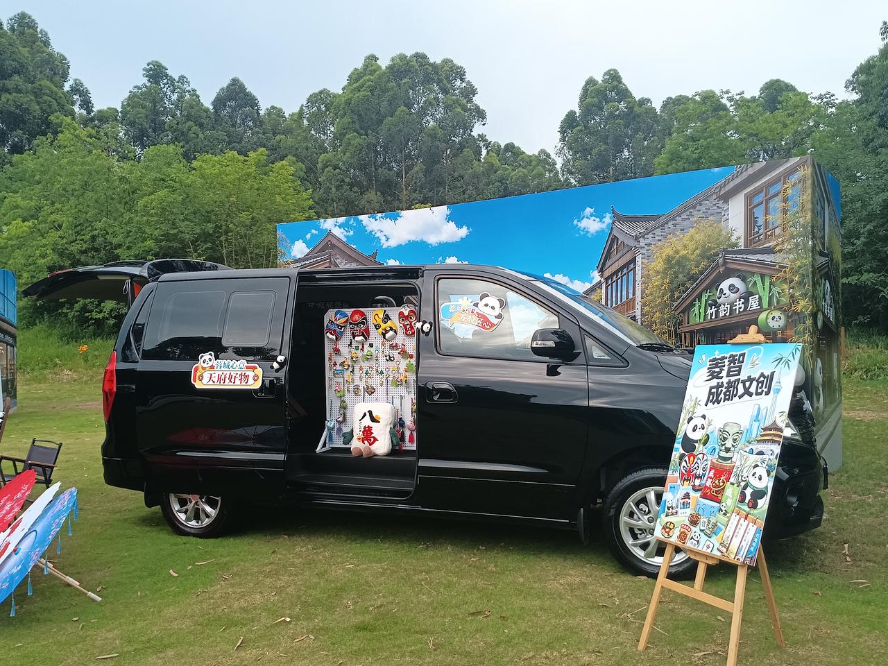 公司商务接待无需高价租车，菱智 PLUS 实力胜任多人出行。车身空间宽敞，轻松容