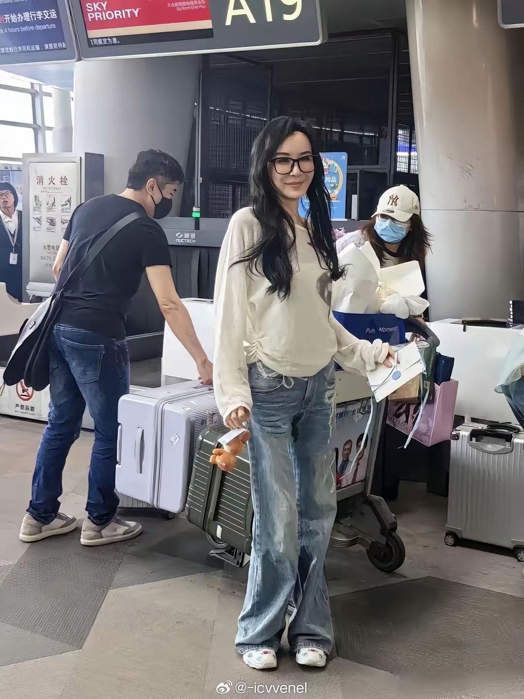 曾经的第一美女萧蔷到湖南岳麓书院参观游玩，53岁的萧蔷如今消瘦的厉害，显得头很大