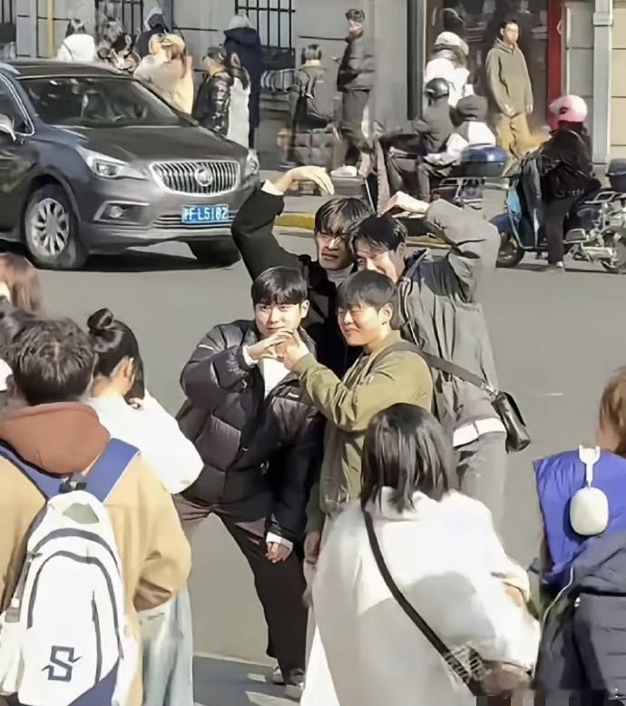 韩国人不过来中国旅游我都不知道他们发型会这么土！[捂脸哭] ​ ​​​