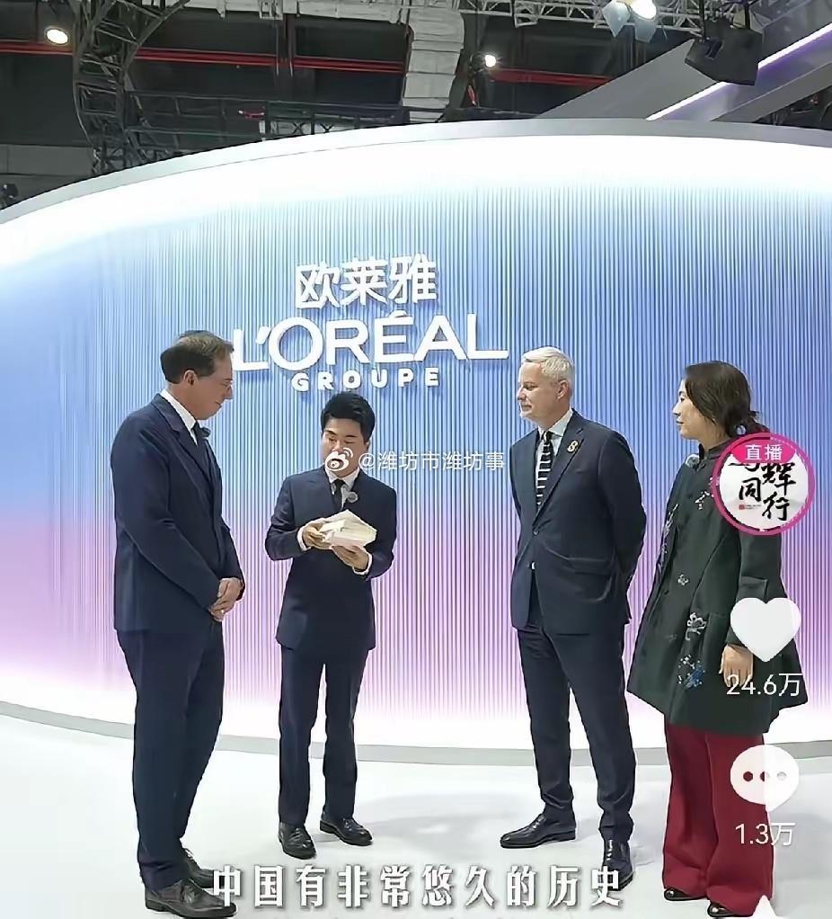 李阳在讲座里把董宇辉进博会那段英语逐句挑刺，说发音怪、语法乱，现场还模仿了一遍，