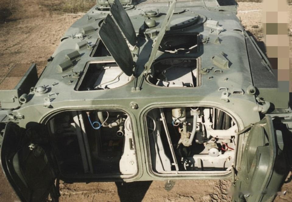 由于传统的轮式加油车容易受到对方攻击，所以在上世纪九十年代，莫斯科军事工业曾经以