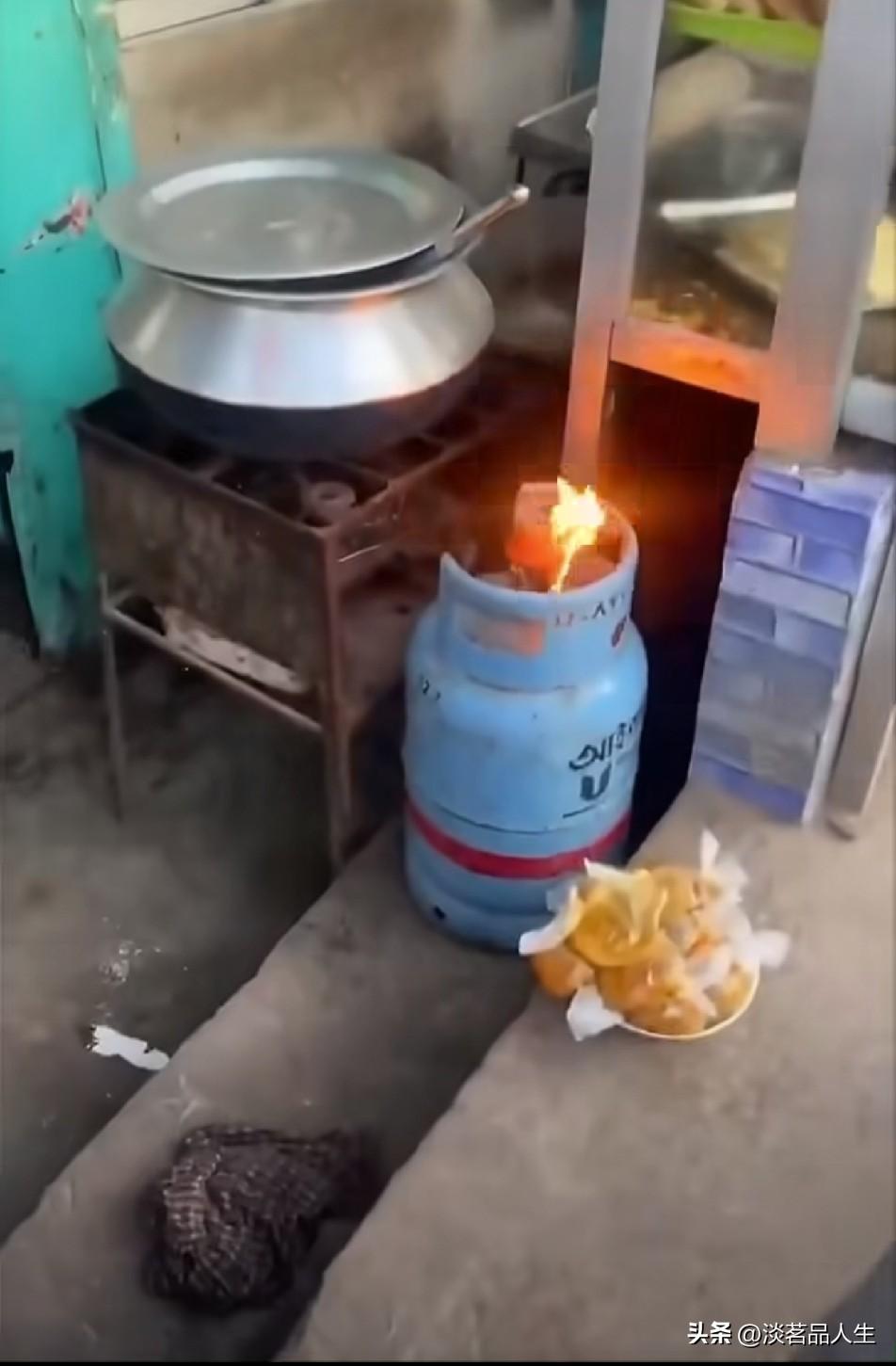 印度人果然不一样，而且安全意识该特别强，煤气罐着火了，第一时间想到的就是扔到河里