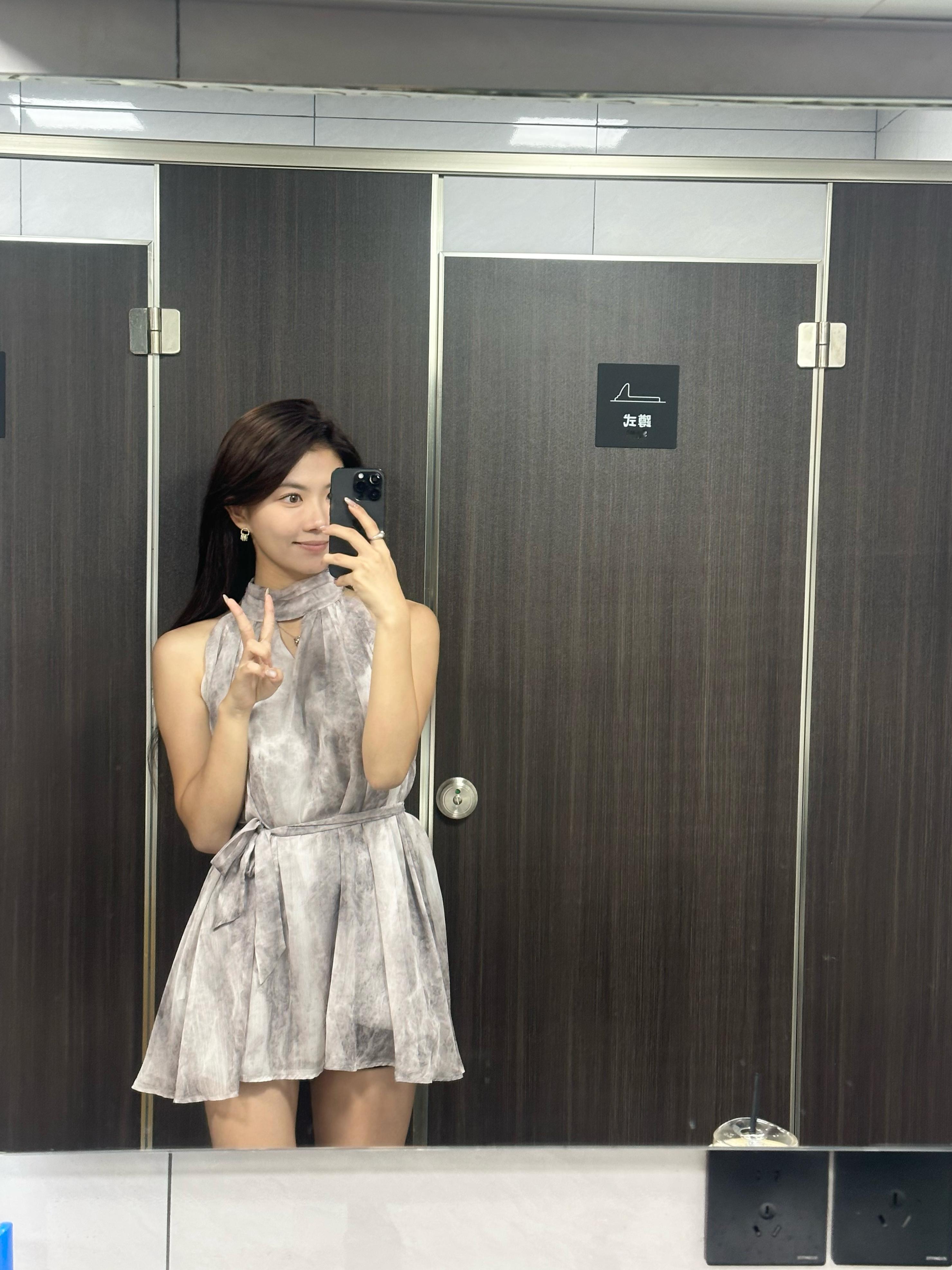 今天想着拍银车搭配灰衣服👗下个月中才能揭晓，但增程都80度电池了实在是太离谱了