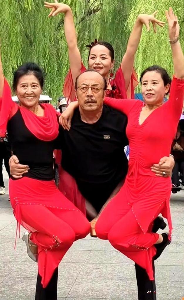 很多中老年人迷恋广场舞，不仅因为它能强身健体、结交朋友，还让生活多了份律动与乐趣