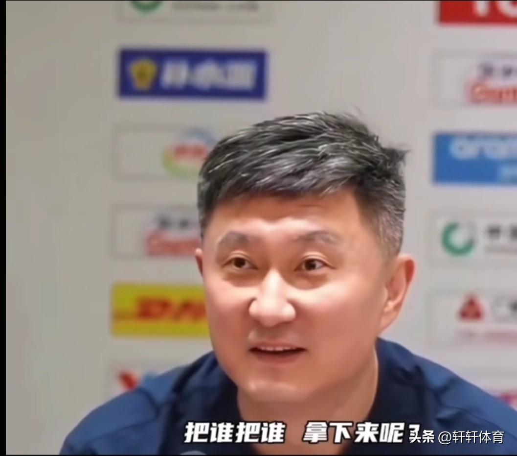 一句把谁拿下来呢？你感觉把谁的时间在调少一点合适？这两句话尽显广东男篮主教练杜峰