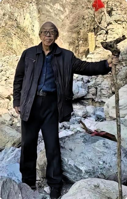 河北，一81岁老人退休后为了打发时间，不跳广场舞，不刷手机，花11年时间，自掏百