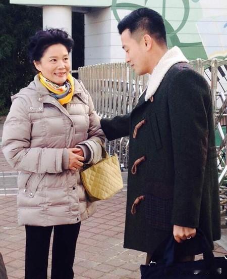 丈母娘疼女婿实打实

朋友的儿子结婚时间不长，儿媳妇就和一些不三不四、无所事事的