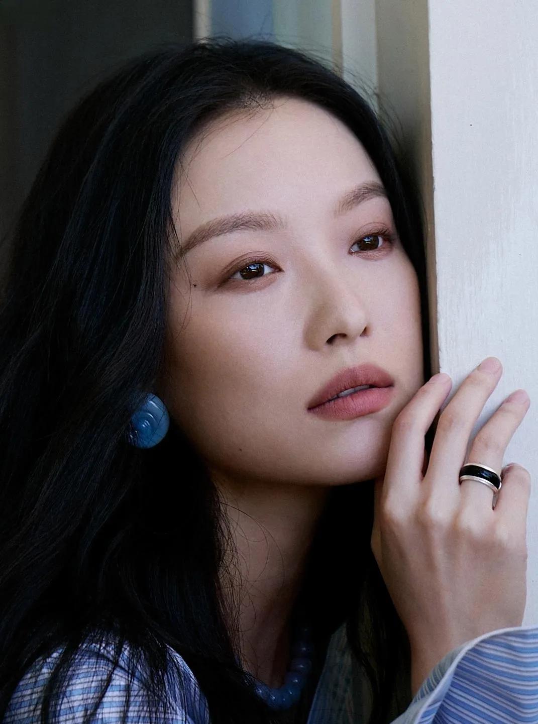 被倪妮这组穿搭拿捏！蓝白条纹衬衫随性敞开，搭条纹吊带，性感又优雅。黑高腰短裤配灰